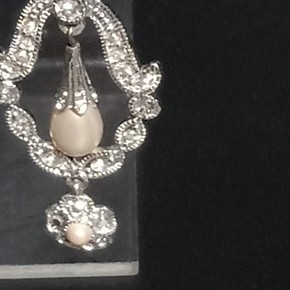 Silver Tone crystal & faux pearl chandelier earrings - Picture 3 of 3